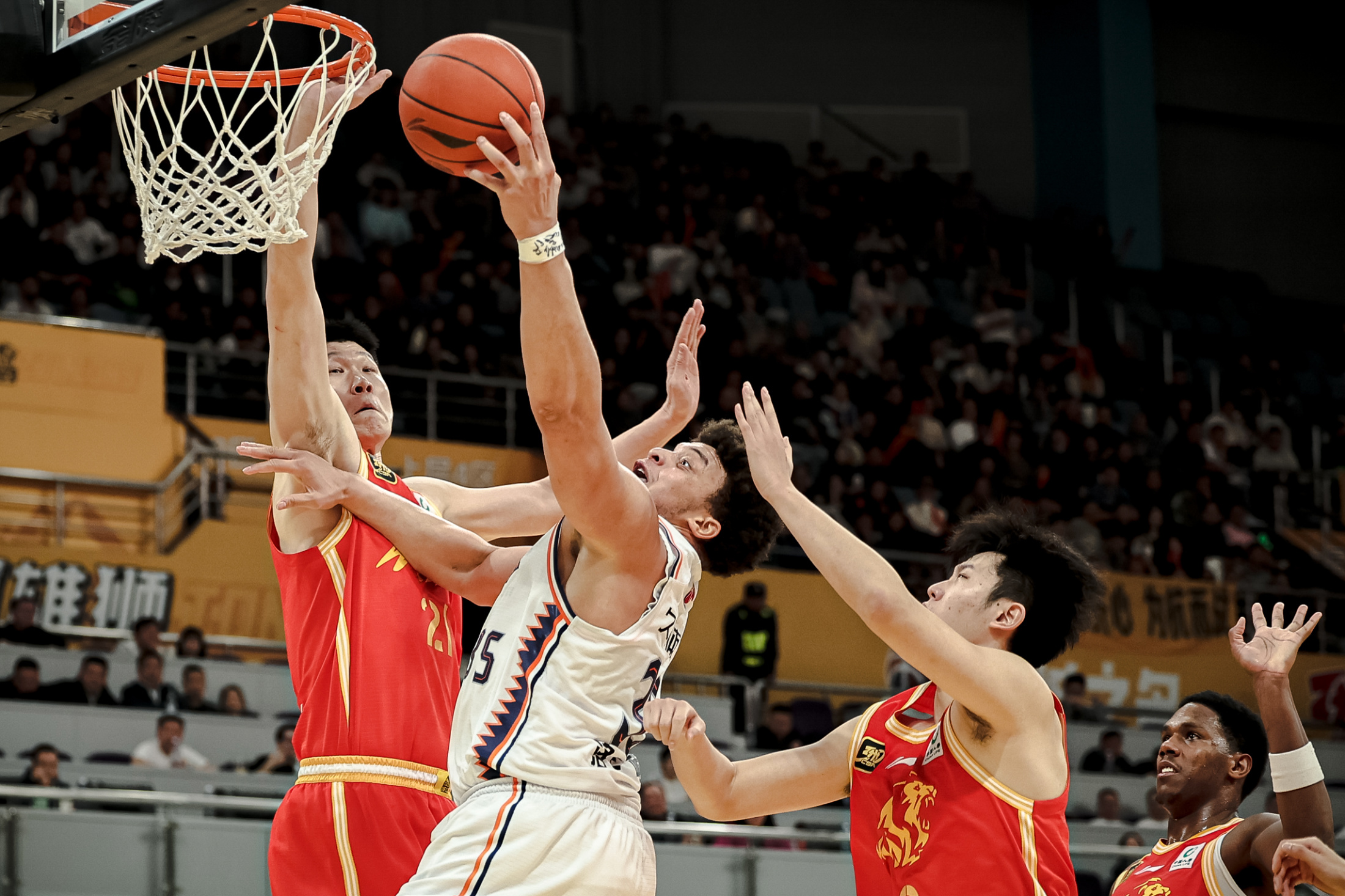 休闲挑战-天津男篮在客场比赛中获得胜利，一场硬仗