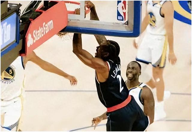 在线互动-历史性胜利令球场沸腾，体育狂热横扫全场(历史性的胜利)